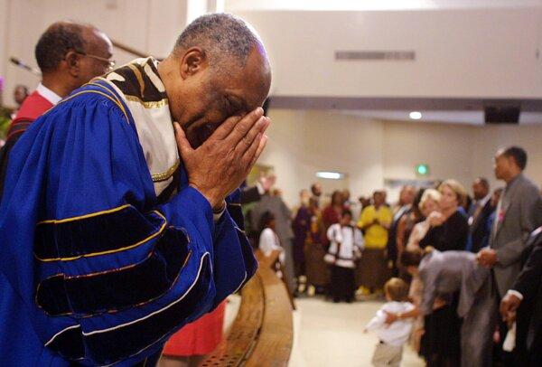 The Reverend Cecil Murray prays during Sunday services at the First AME church in Los Angeles on Sept. 16, 2001. (Lee Celano/AFP via Getty Images)