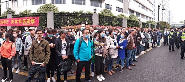 More than 200 victims of the Hangzhou P2P platform "Zhuqianmao" stand in protest in front of the Zhejiang Provincial Public Security Department in Zhejiang, China in September 2018. (Courtesy of Zhao Ting)