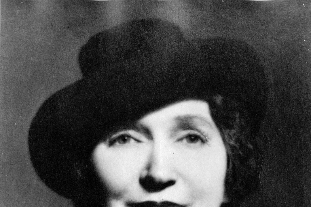 (Left) Sonora Smart Dodd, founder of Father’s Day in Spokane, Wash. Joel E. Ferris Research Archives at the Northwest Museum of Arts & Culture/Eastern Washington State Historical Society. (Right) Newspaper clippings from Spokane papers about the campaign to make Father’s Day a holiday, in 1910. (Courtesy of the Northwest Museum of Arts and Culture, Public domain)