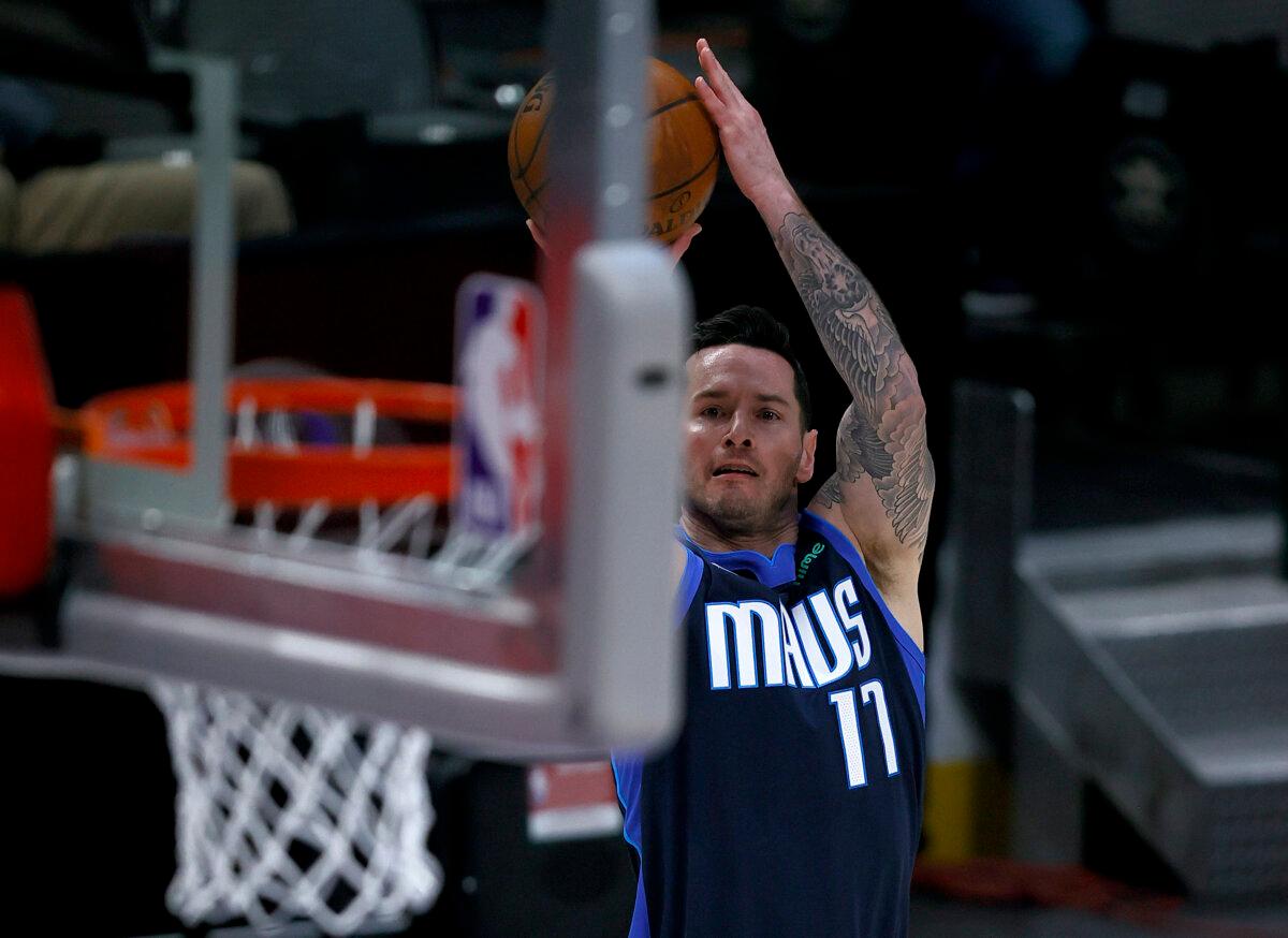 JJ Redick (17) of the Dallas Mavericks shoots against the Detroit Pistons at American Airlines Center in Dallas on April 21, 2021. (Tom Pennington/Getty Images)