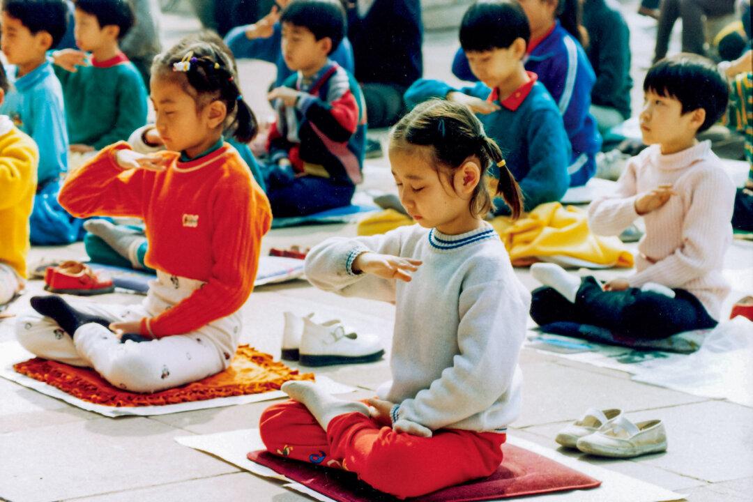 Young Falun Gong practitioners meditate in China in the 1990s. (Minghui/Falun Dafa Information Center)