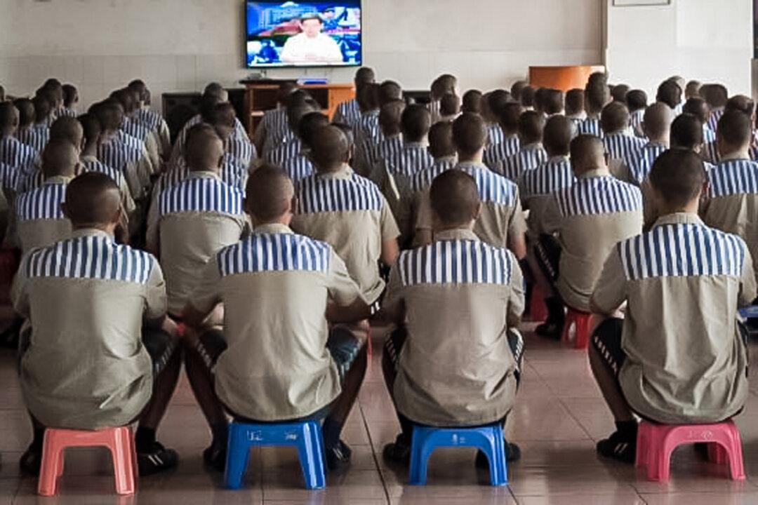 Falun Gong practitioners are forced to watch CCP propaganda at a brainwashing center operated by the 610 Office, the extra-judicial police force set up to carry out the persecution campaign against Falun Gong. Gong Xiaoyan’s mother was repeatedly sent to brainwashing classes, which lasted from days to months. (Falun Dafa Information Center)