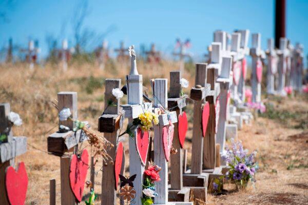 Crosses line the road in remembrance of the 86 people who died as a result of the Camp fire, in Paradise, Calif., on Oct. 2, 2019. (Robyn Beck/AFP via Getty Images)
