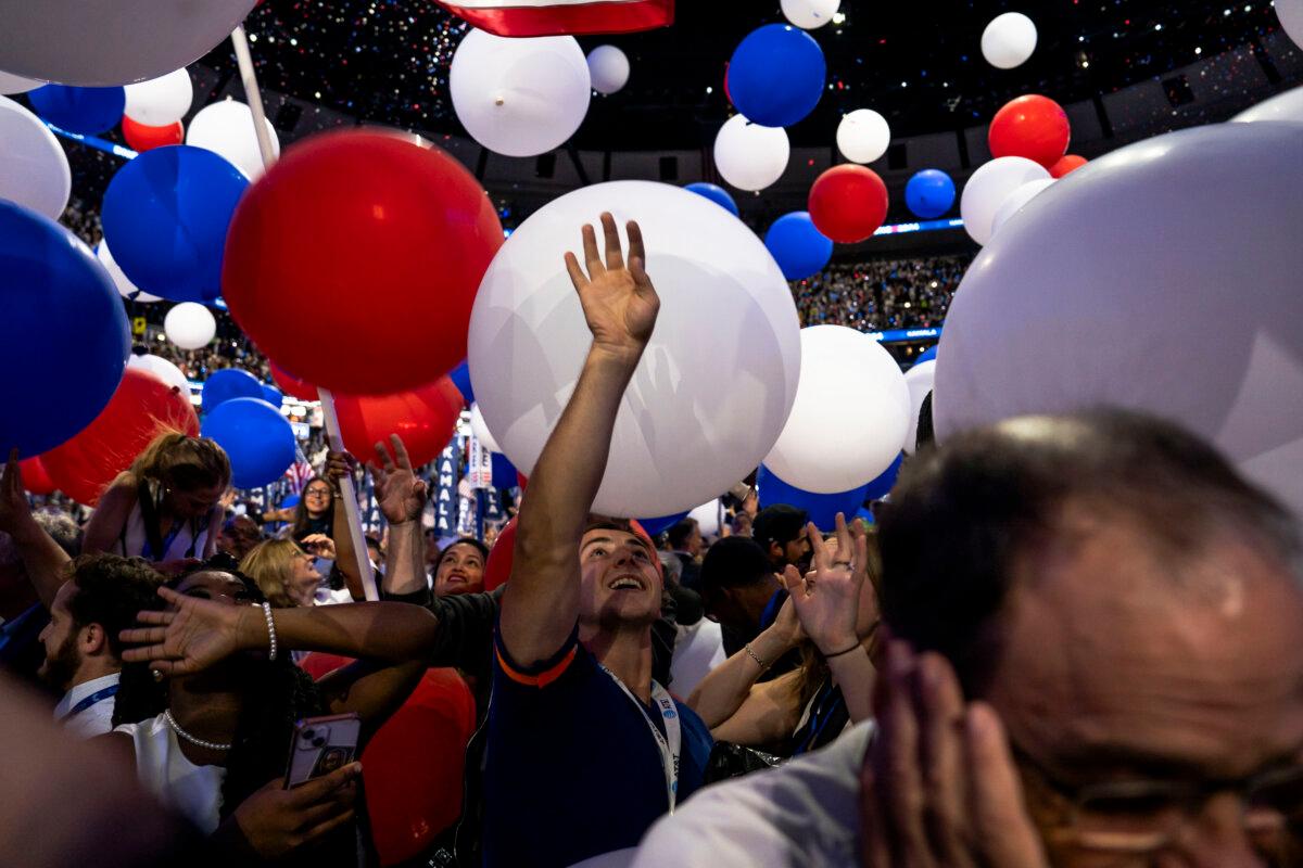 Balloons drop during the last day of the Democratic National Convention in Chicago on Aug. 22, 2024. (Madalina Vasiliu/The Epoch Times)
