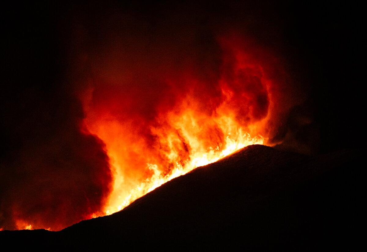 The Airport Fire burns near Trabuco Canyon, Calif., on Sep. 10, 2024. (John Fredricks/The Epoch Times)