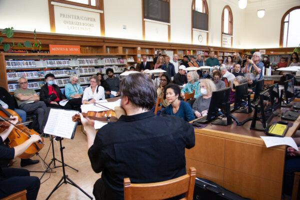 An audience watches as musicians play Wolfgang Amadeus Mozart’s "Serenade in C" in the Golden Gate Valley Libary, San Francisco, Calif., on Sept. 28, 2024. (Lear Zhou/The Epoch Times)