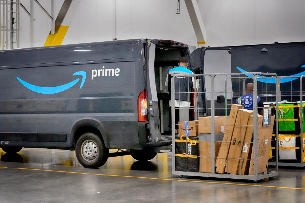An Amazon employee loads packages onto a truck at an Amazon DAX7 delivery station in South Gate, Calif., on July 16, 2024. (The Canadian Press/AP-Richard Vogel)