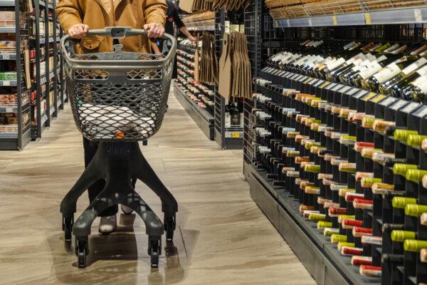 Woman with a trolley makes purchases in a supermarket (Freepik/EugenePetrunin)