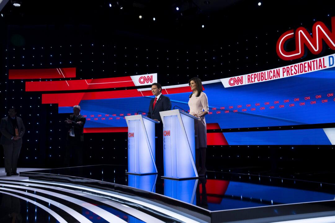 Republican presidential candidates Florida Gov. Ron DeSantis and former South Carolina Gov. Nikki Haley participate in CNN's GOP presidential primary debate at Drake University in Des Moines, Iowa, on Jan. 10, 2024. (Madalina Vasiliu/The Epoch Times)