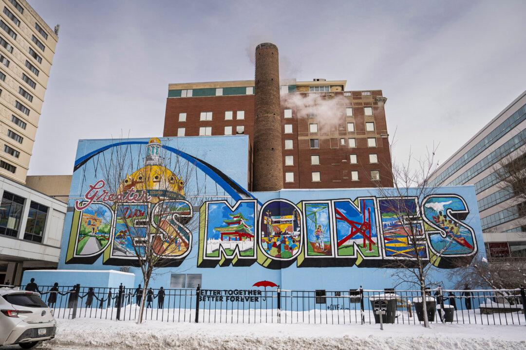 Des Moines, Iowans are the first to pick one candidate to represent the Republican Party in the 2024 presidential election in Des Moines, Iowa, on Jan. 15, 2024. (Madalina Vasiliu/The Epoch Times)