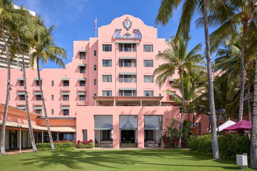 The Royal Hawaiian Hotel, a beachfront luxury hotel in Honolulu on the island of Oahu, Hawaii. (Source: Frank Schulenburg, CC BY-SA 4.0)