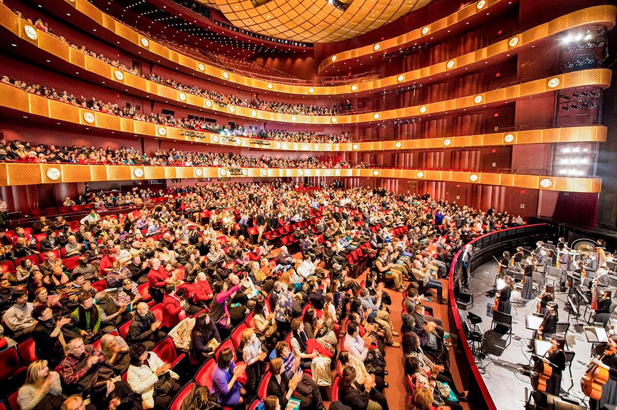 The curtain call for Shen Yun Performing Arts at the David H. Koch Theater at Lincoln Center in New York City on Jan 11, 2015. (Larry Dai/Epoch Times)