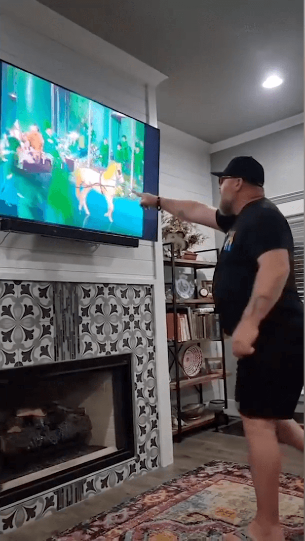 Sipe sees the horse changing colors in "The Wizard of Oz" for the first time. (Screenshot/Newsflare)