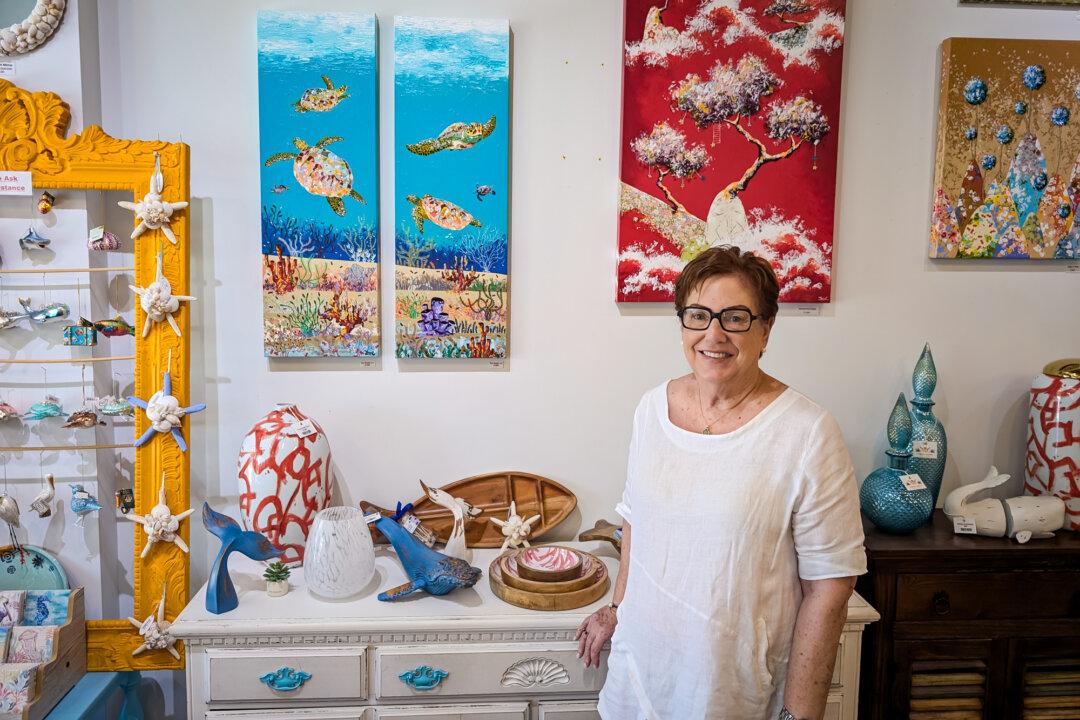 Susan Blum, 80, who discussed her plans for Thanksgiving this year, works at an art gallery in downtown Venice, Fla., on Nov. 26, 2024. (Jacob Burg/The Epoch Times)