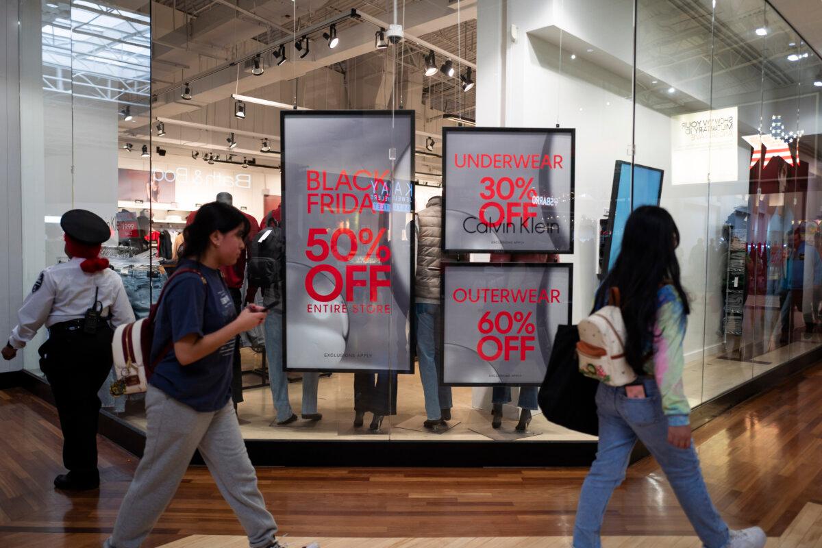 Bargain hunters on the prowl on Black Friday at a mall in Hanover, Md., on Nov. 29, 2024. (Madalina Vasiliu/The Epoch Times)
