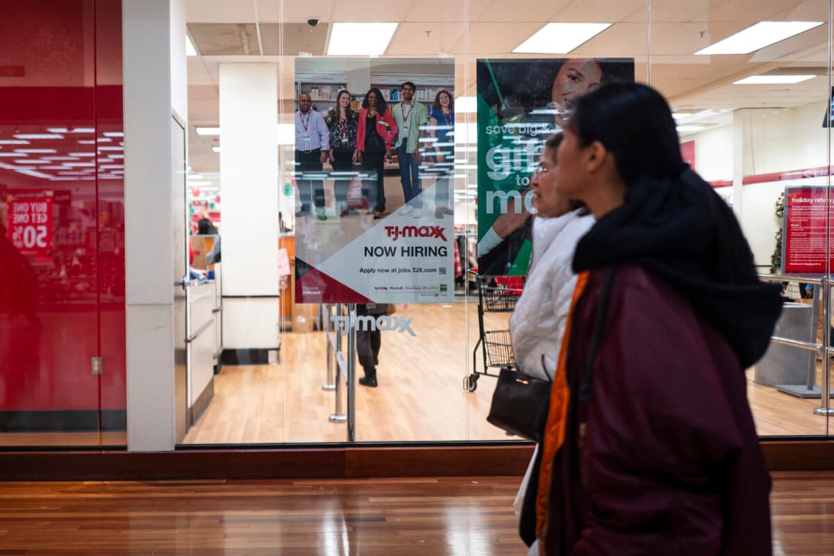 A "now hiring" sign at a mall in Hanover, Md., on Nov. 29, 2024. (Madalina Vasiliu/The Epoch Times)