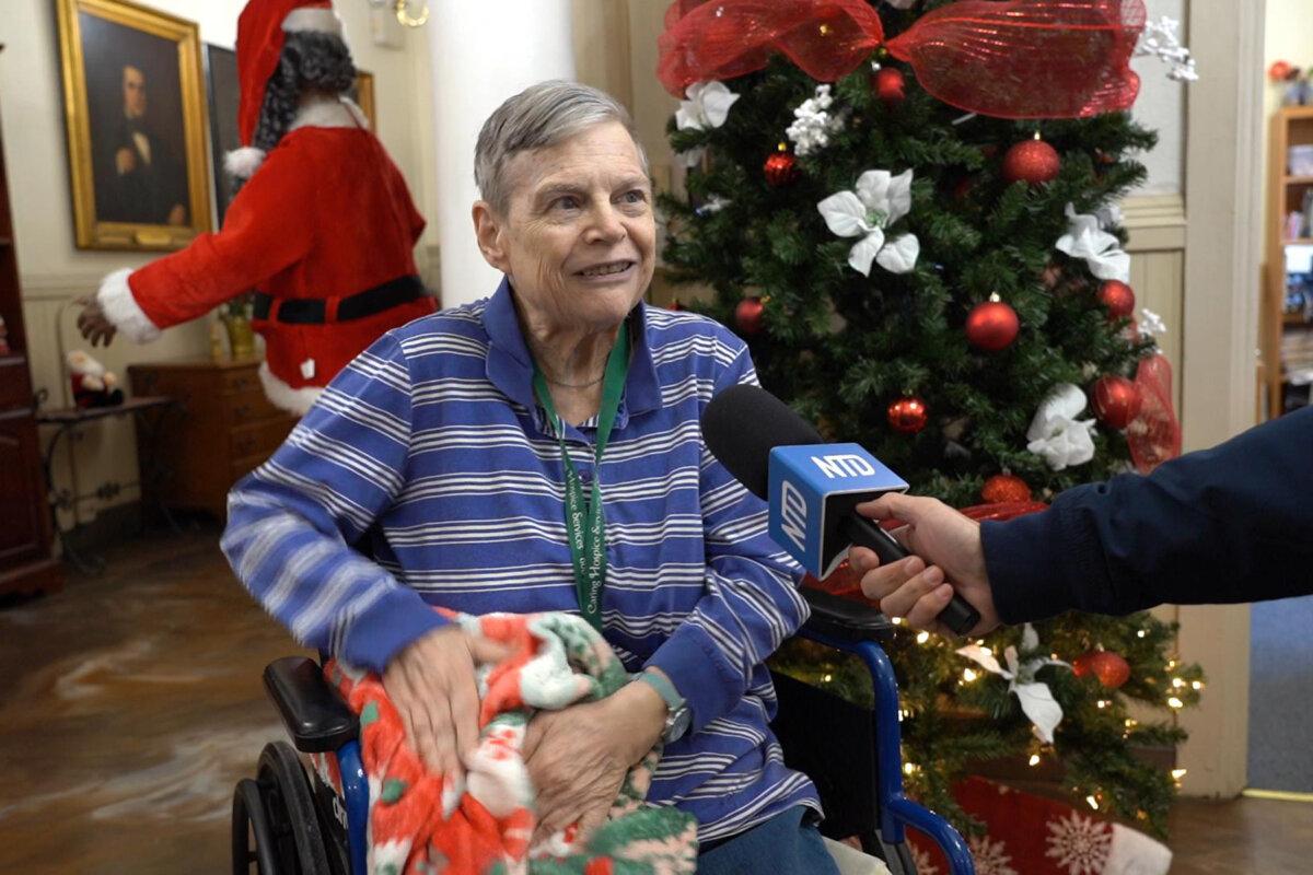 Elizabeth Baglivo was thrilled to receive her “Christmassy” blanket, in Philadelphia on Dec. 18, 2024. (William Huang/The Epoch Times)