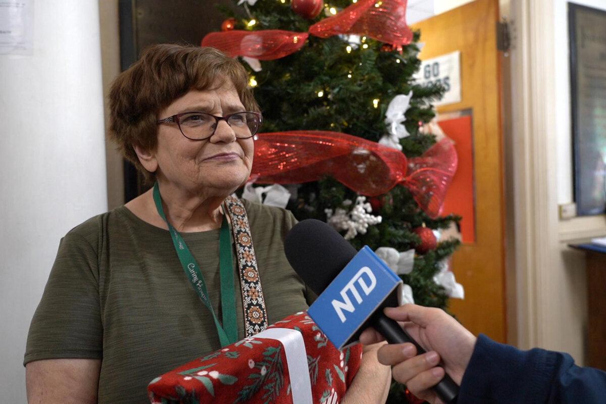 Senior resident Lizetta Rodgers was very grateful to those who gave out blankets in Philadelphia on Dec. 18, 2024. (William Huang/The Epoch Times)