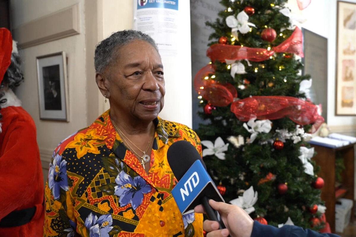 Beverly Rawlins, activity director at Hayes Manor, has known Patricia for years and was happy to see her, in Philadelphia on Dec. 18, 2024. (William Huang/The Epoch Times)