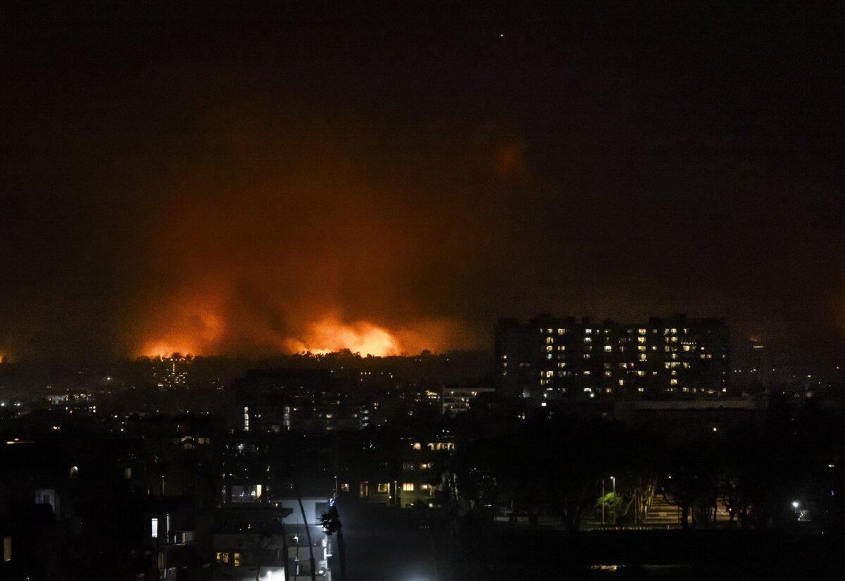 The Eaton Fire burns on the hills of Pacific Palisades near Los Angeles, Calif., on Jan. 7, 2024.(John Fredricks/The Epoch Times)