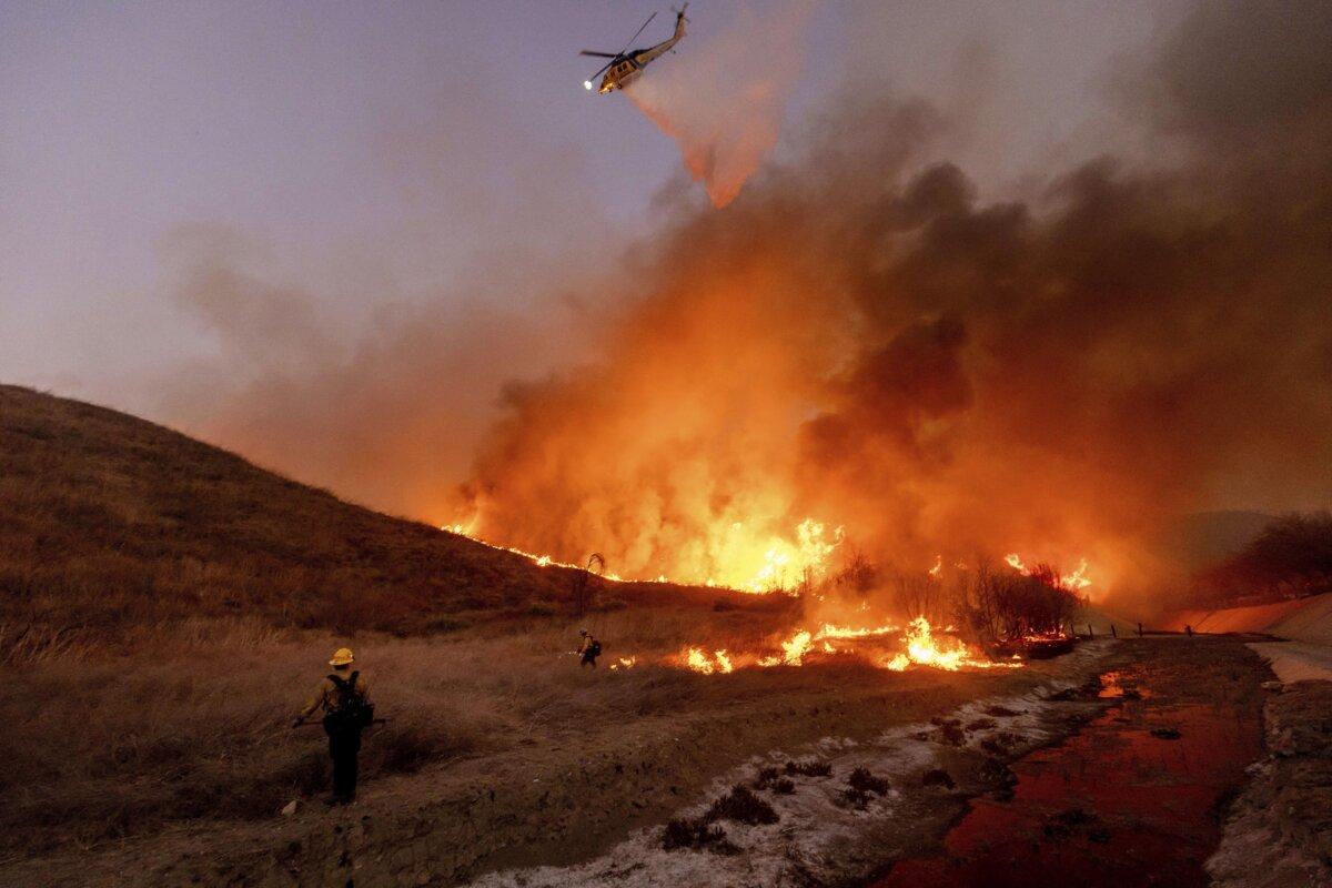 Fire crews battle the Kenneth Fire in the West Hills section of Los Angeles, on Jan. 9, 2025. (Ethan Swope/The Canadian Press/AP)