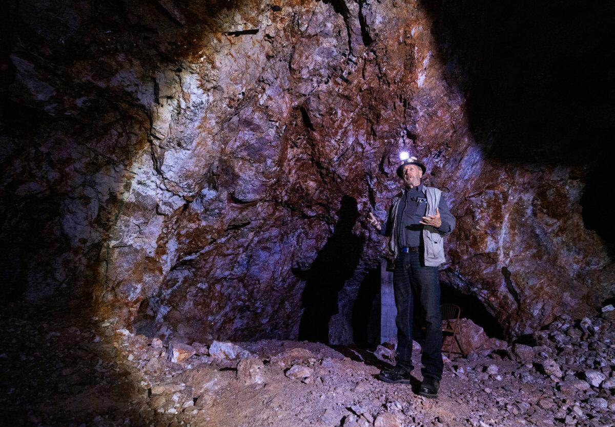 Blue Sheppard talks about the history of the Stewart Mine near Pala, Calif., on Dec. 27, 2024. (John Fredricks/The Epoch Times)