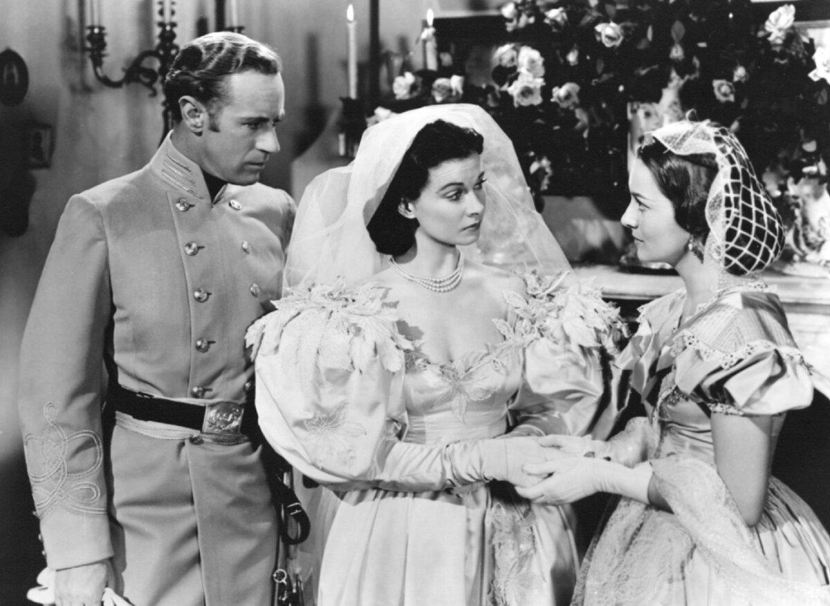 (L–R) Ashley Wilkes (Leslie Howard), Scarlett O’Hara (Vivien Leigh), and Melanie (Olivia de Havilland), in “Gone With the Wind.” (MGM/MovieStillsDB)