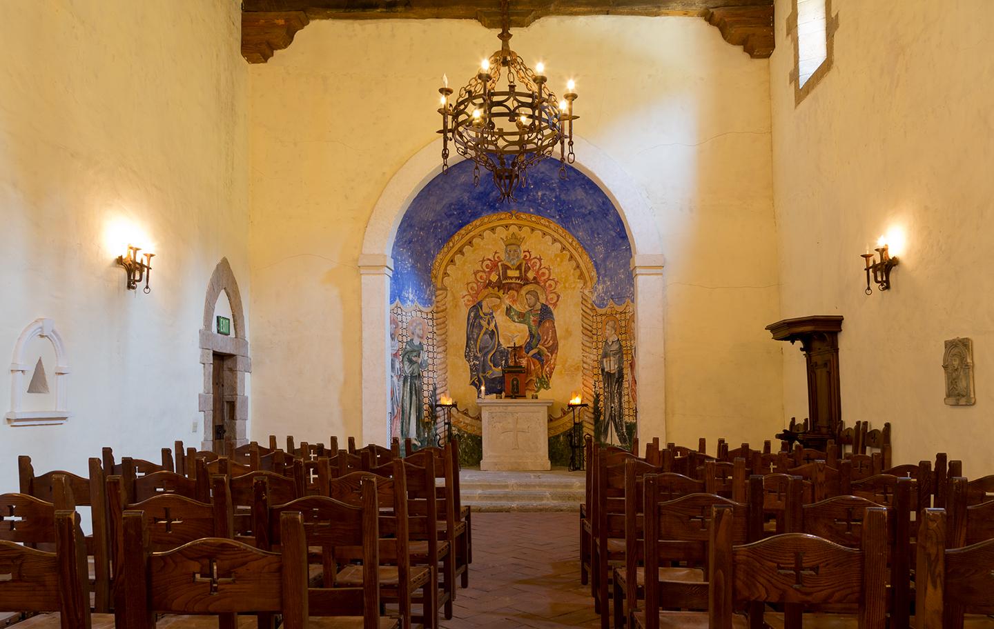 A staple aspect of European castles was a chapel. Castello di Amorosa is no exception. The chapel’s most ornate element is the chancel, or space behind the altar, where a multi-hued fresco depicts the birth of Jesus. A pointed Gothic-style arch made of stone surrounds the doorway, while a hand-forged iron lighting fixture hangs from a massive beam secured between stucco walls. Library of Congress. (Public Domain)