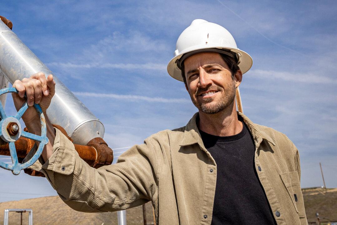 (Top) Oil specialists prepare to extract oil outside of Bakersfield, Calif., on March 21, 2025. (Bottom Left) California state Assemblyman Stan Ellis, a Republican who represents Bakersfield, stands near oil wells in Bakersfield, Calif., on March 21, 2025. (Bottom Right) Mike Umbro stands near oil valves in Bakersfield, Calif., on March 21, 2025. (John Fredricks/The Epoch Times)