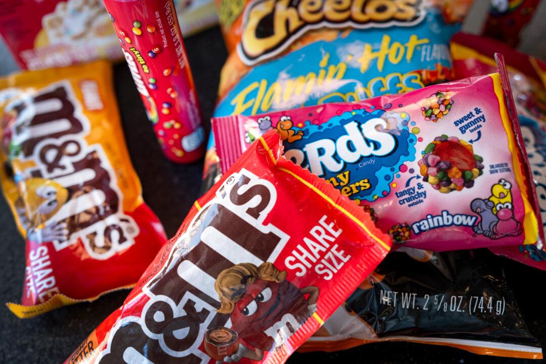 Many packaged snacks contain synthetic food dyes. (Scott Olson/Getty Images, Justin Sullivan/Getty Images)
