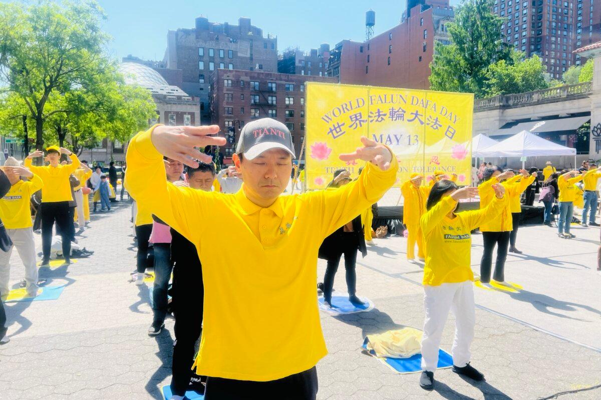 Xing Kebin demonstrates one of Falun Gong's exercise movements at Union Square in New York City on May 11, 2025. (Zhao Fenni/The Epoch Times)