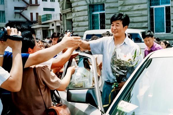 Falun Gong practitioners welcome Mr. Li Hongzhi at the Port of Dalian in Liaoning Province, China, on July 1, 1994. (Minghui)