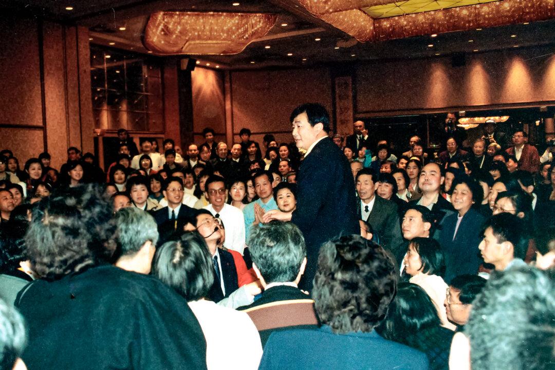 Mr. Li Hongzhi meets with Falun Gong practitioners in New York City, in this file photo. (Minghui)
