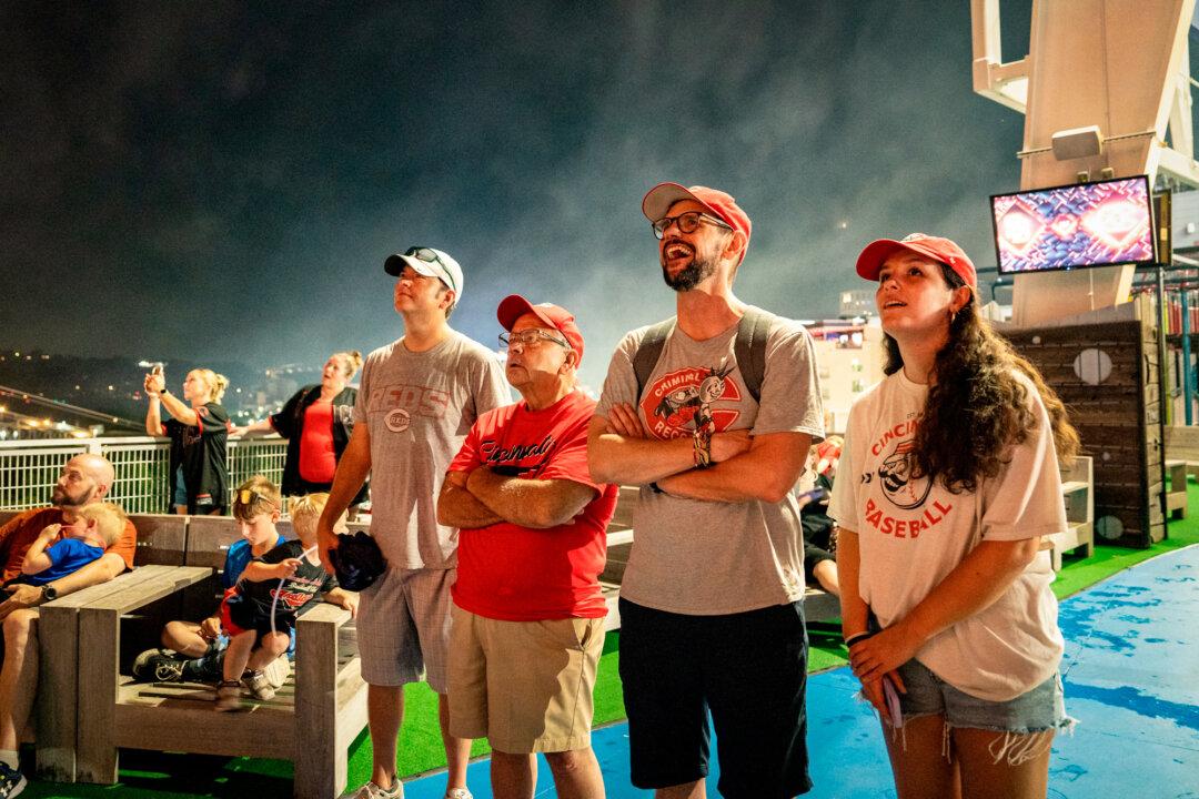 (Top) A show by Rozzi’s Famous Fireworks after a baseball game in Cincinnati on June 27, 2025. (Bottom) People watch a show by Rozzi’s Famous Fireworks after a baseball game at Great American Ball Park in Cincinnati on June 27, 2025. (Samira Bouaou/The Epoch Times)