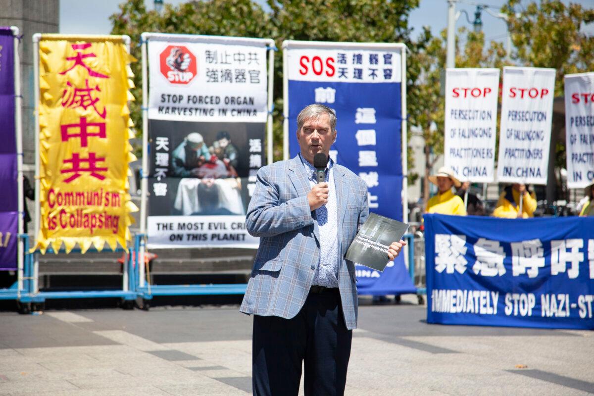 Torsten Trey, medical director and founder of Doctors Against Forced Organ Harvesting, speaks at the rally on Aug. 2. (Lear Zhou/The Epoch Times)