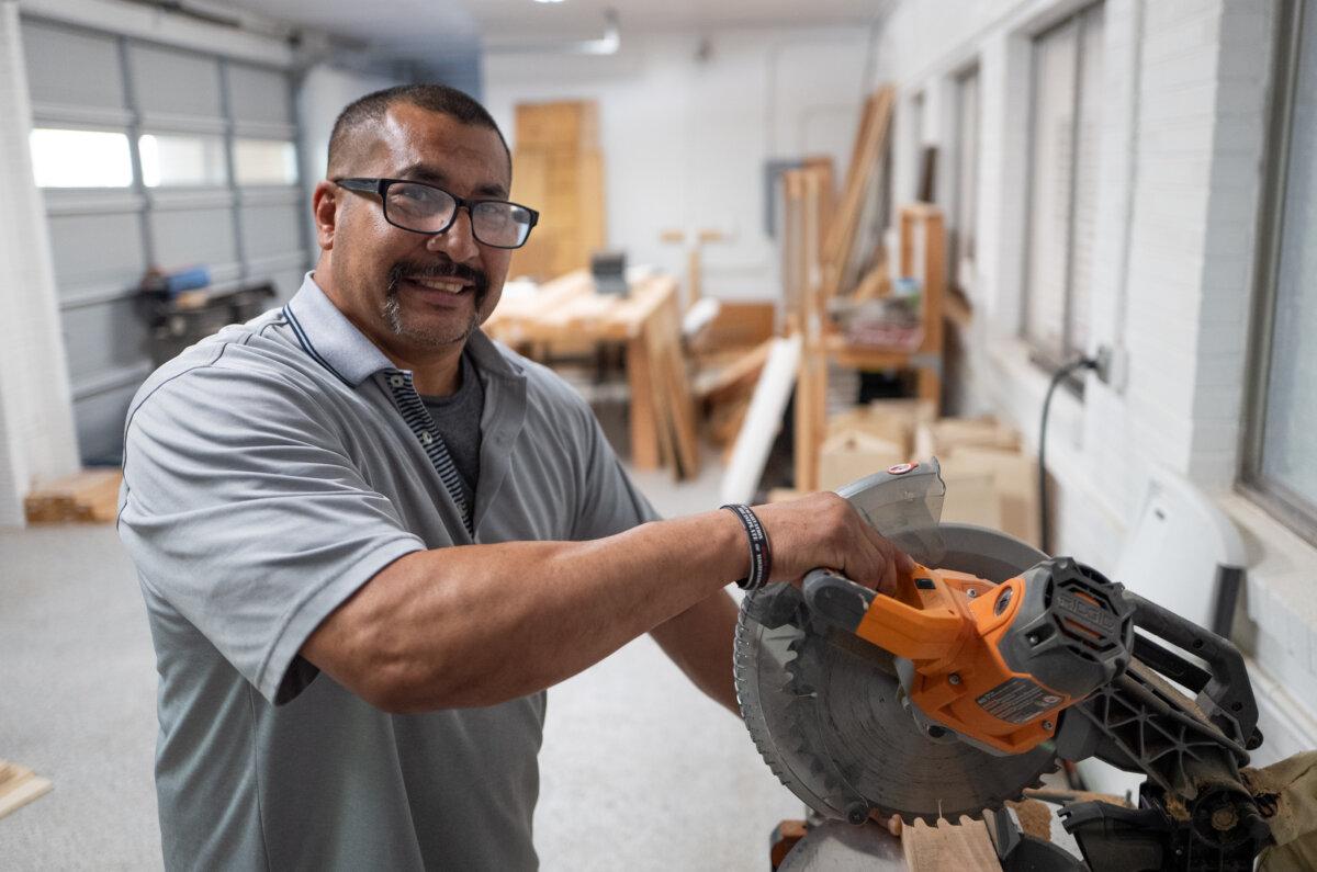 Raymond Arzola uses a power saw at the Orange County Rescue Mission's Double R Ranch facility in Silverado Canyon, Calif., on July 23, 2025. (John Fredricks/The Epoch Times)