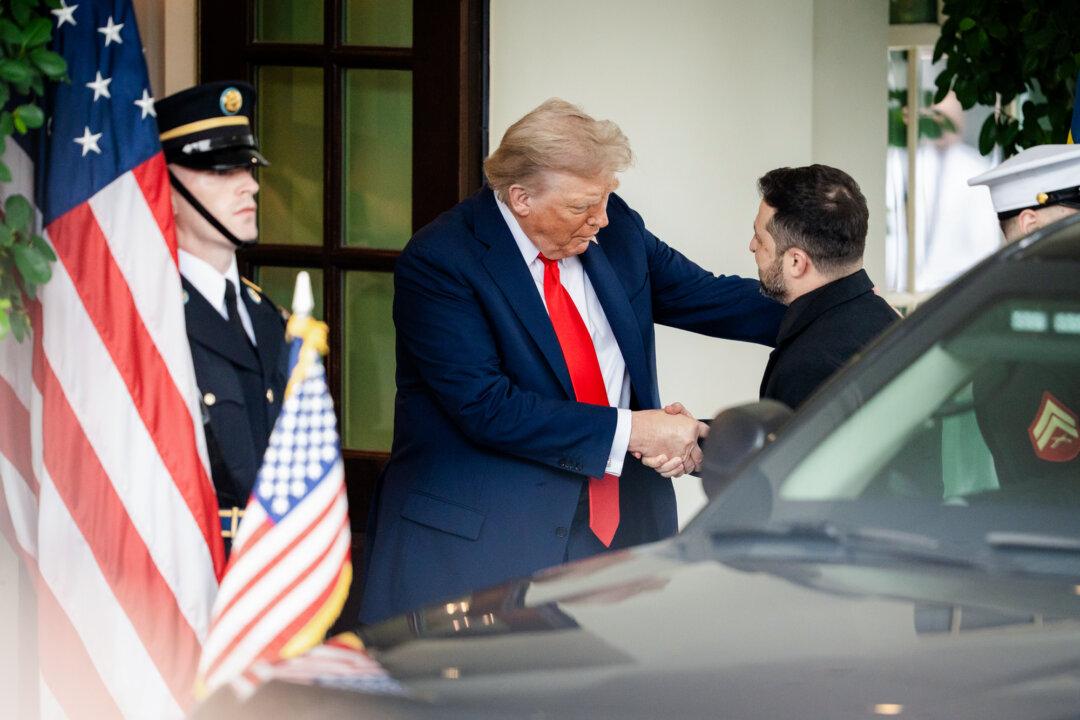 U.S. President Donald Trump greets Ukrainian President Volodymyr Zelenskyy before a meeting with European leaders at the White House on Aug. 18, 2025. The meeting followed Trump’s Aug. 15 talks with Russian President Vladimir Putin, setting the stage for a possible trilateral summit with Putin and Zelenskyy. (Madalina Kilroy/The Epoch Times)