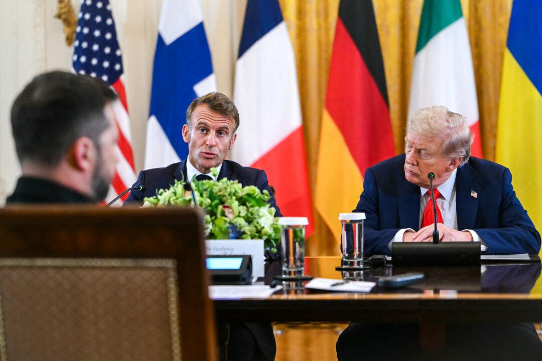 (L–R) Ukrainian President Volodymyr Zelenskyy, French President Emmanuel Macron, and U.S. President Donald Trump participate in a meeting with European leaders at the White House on Aug. 18, 2025. (Andrew Caballero-Reynolds/AFP via Getty Images)