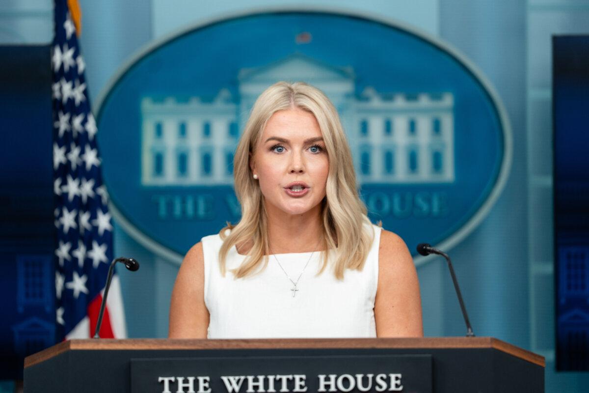 White House press secretary Karoline Leavitt speaks during a press briefing at the White House on Aug. 19, 2025. (Madalina Kilroy/The Epoch Times)