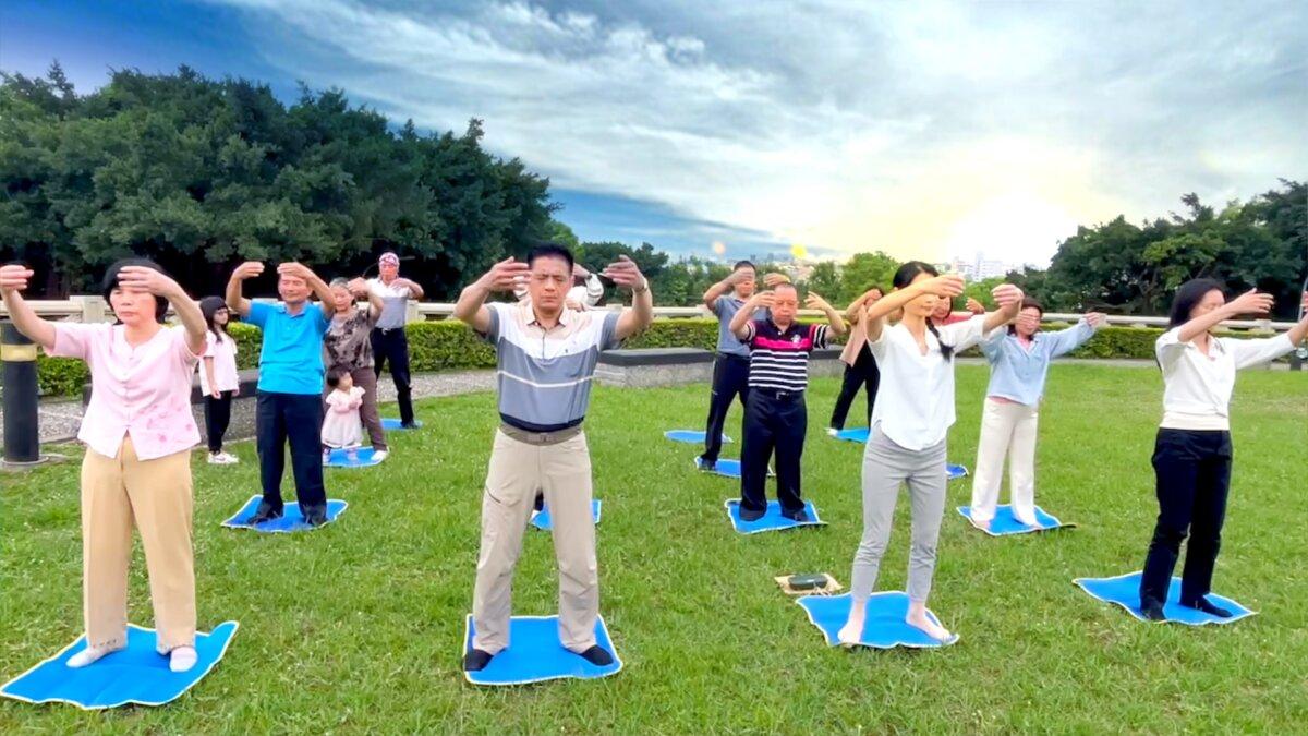 Dr. Lin Wei Yu practices Falun Gong with a group of fellow practitioners. (NTD)