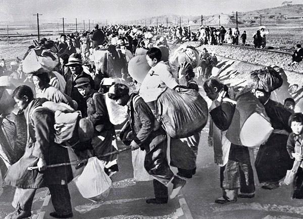 Hundreds of thousands of South Koreans fled south after the North Korean army invaded. U.S. Defense Department. (Public Domain)