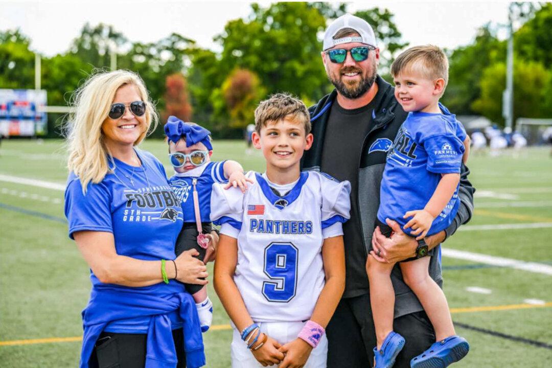 Lauren Anderson (L), an Ohio mother of five, chose not to vaccinate or give Tylenol to her two youngest children. She said her second and third children, who were exposed to Tylenol either during pregnancy or afterward, both showed developmental issues. (Courtesy of Lauren Anderson)