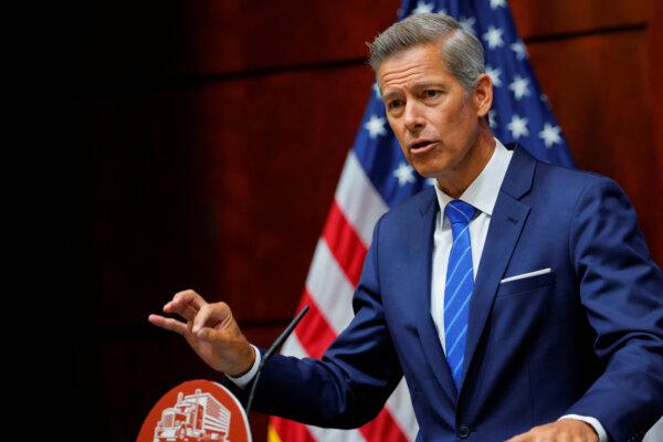 Transportation Secretary Sean Duffy makes an announcement during a news conference at the Department of Transportation in Washington, on Aug. 26, 2025. (REUTERS/Brian Snyder)