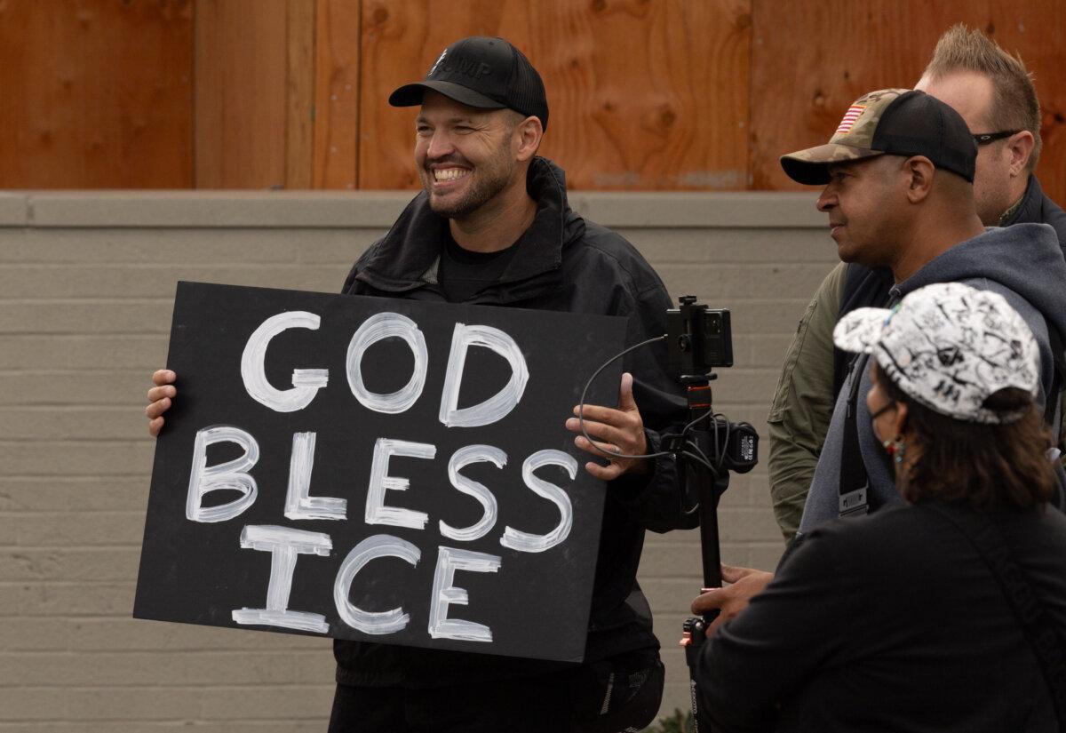 An ICE supporter stands in front of Immigration and Customs Enforcement offices in Portland, Ore., on Oct. 4, 2025. (John Fredricks/The Epoch Times)