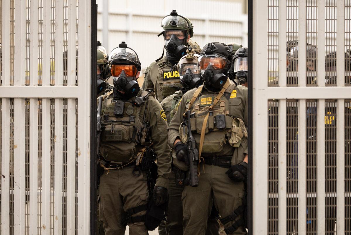 Federal agents move back into the compound of Immigration and Customs Enforcement offices in Portland, Ore., on Oct. 4, 2025. (John Fredricks/The Epoch Times)