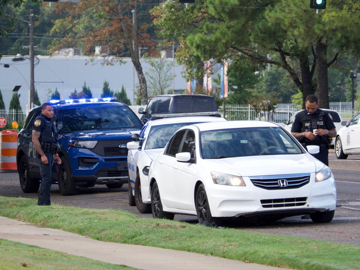 Memphis Police stop vehicles and check for warrants and violations during the Memphis Safe Task Force operation, on Elvis Presley Boulevard in Memphis, Tenn., on Oct. 4, 2025. (Travis Gillmore/The Epoch Times)