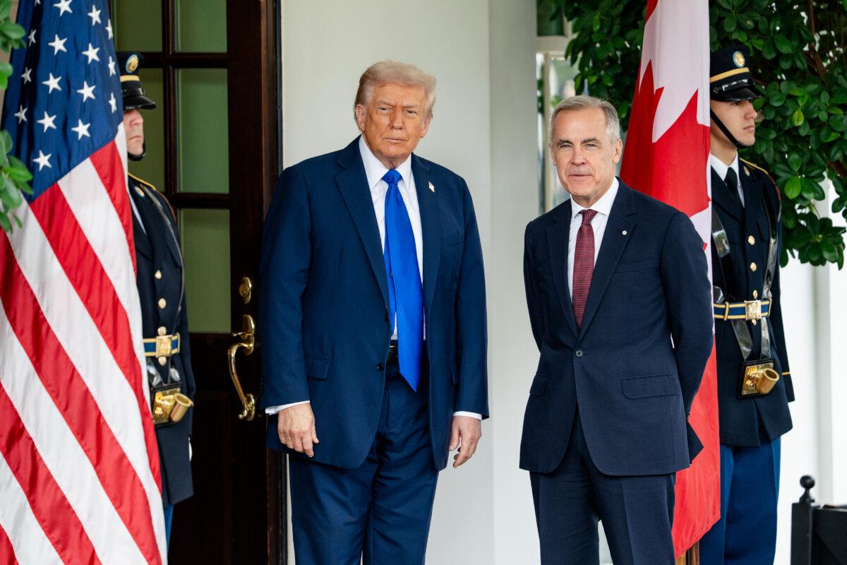 U.S. President Donald Trump greets Canadian Prime Minister Mark Carney at the White House on Oct. 7, 2025. (Madalina Kilroy/The Epoch Times)