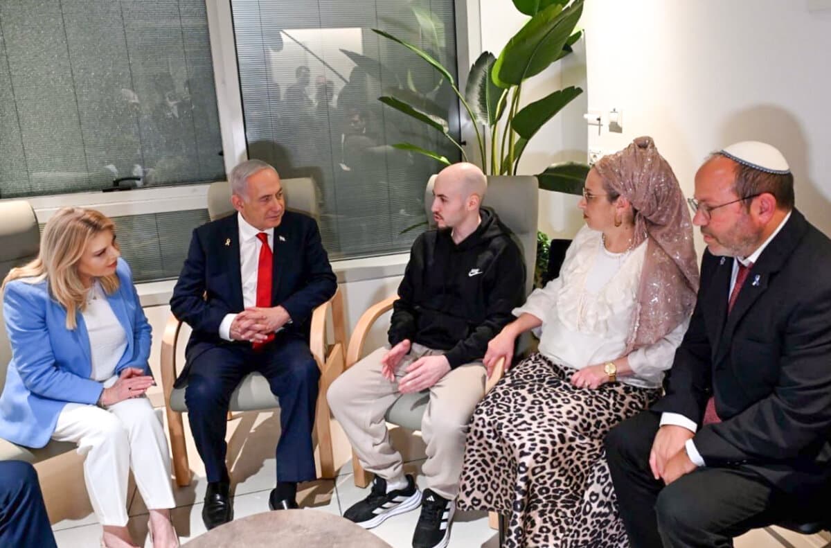 Eitan Mor alongside his parents in a video released after his return. (Israel Government Press Office)
