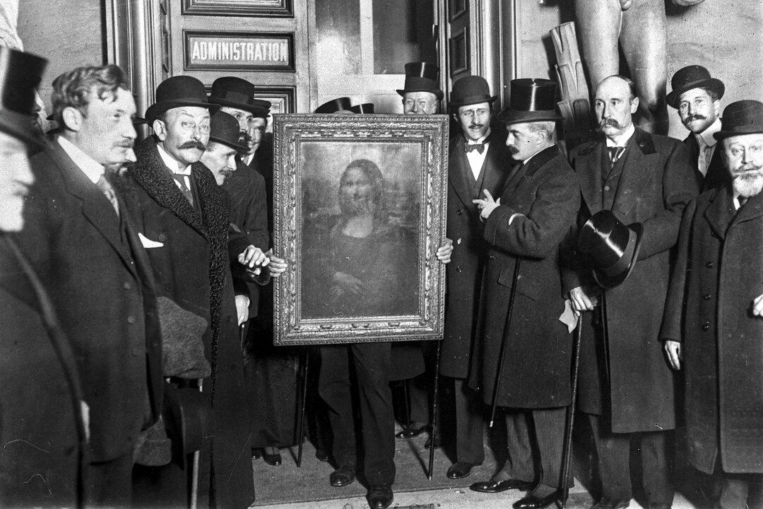 The returned Mona Lisa after it was stolen in 1911, at the Louvre in Paris on Jan. 4, 1914. (Public Domain)