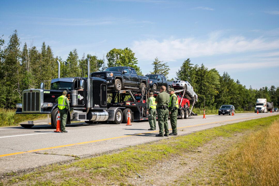 U.S. Border Patrol agents watch as a truck enters a highway checkpoint in West Enfield, Maine, on Aug. 1, 2018. An Overdrive magazine analysis estimates about 60,000 active “non-domicile” commercial license holders who work but do not live in the United States. (Scott Eisen/Getty Images)